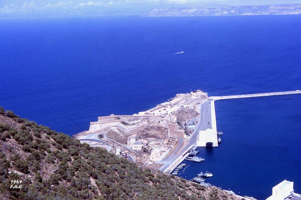 MERS EL KEBIR B LE FORT DANS LA GRANDE BLEUE1964.JPG